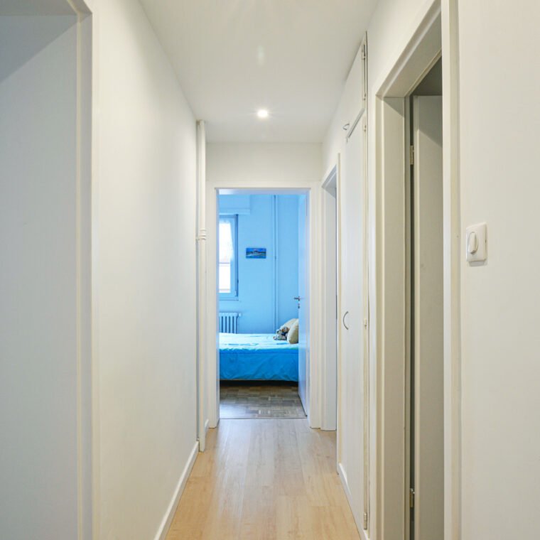 Détail du couloir rénové et lumineux