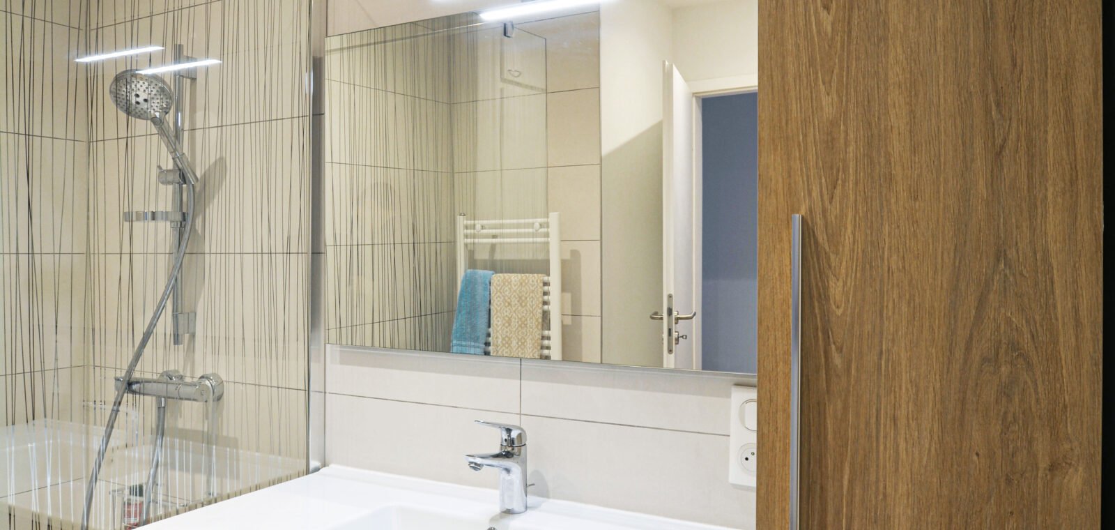 Salle de bain contemporaine avec douche à l'italienne