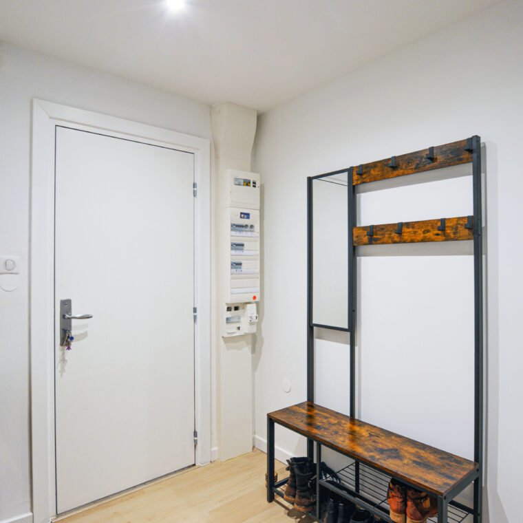 Détail du rangement sur mesure dans l'entrée rénovée