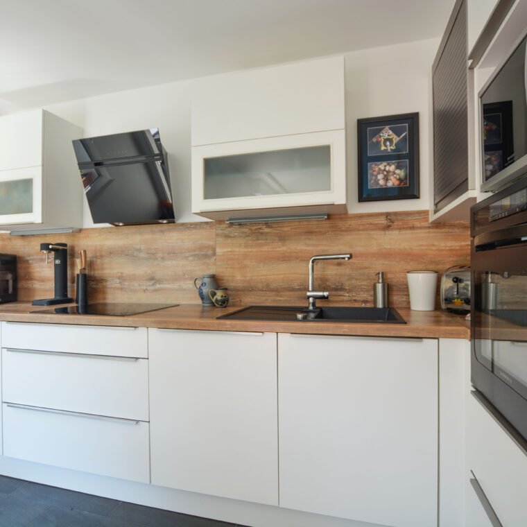 Cuisine semi-ouverte après rénovation d'appartement