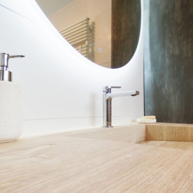 Vasque design et miroir dans salle de bain rénovée à Saverne