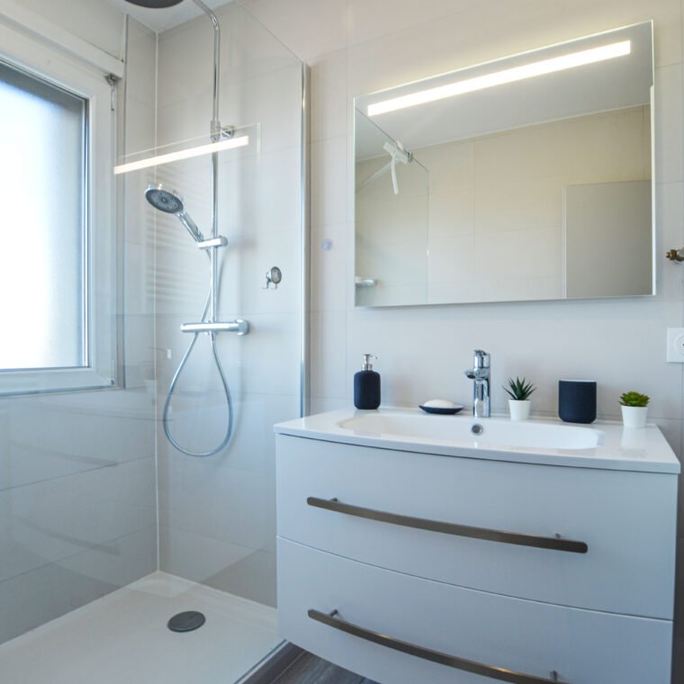 Salle d'eau compacte après rénovation - douche italienne et meuble de rangement