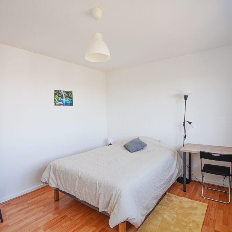 Résultat final de la rénovation : chambre avec parquet en chêne massif