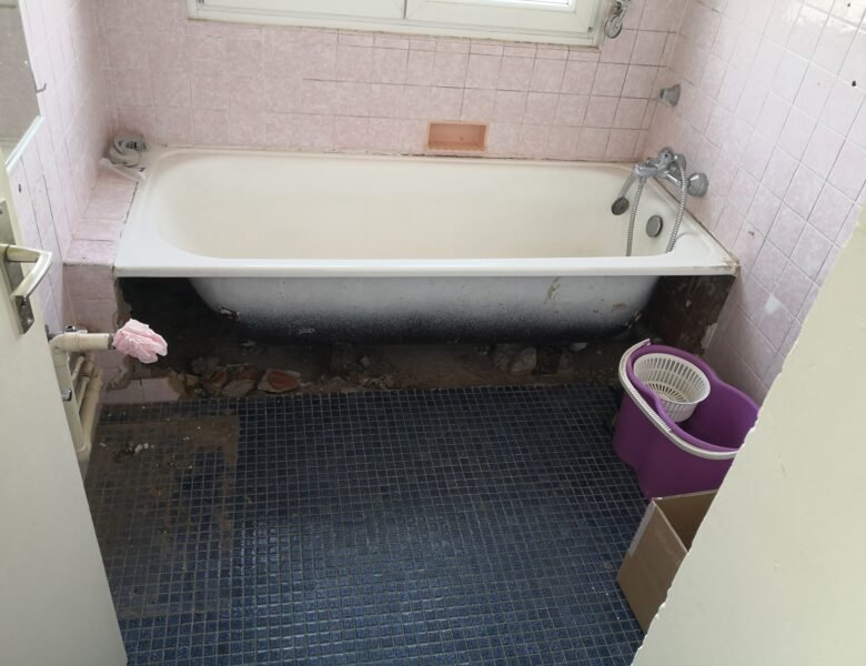 Salle d'eau étroite avant travaux de rénovation