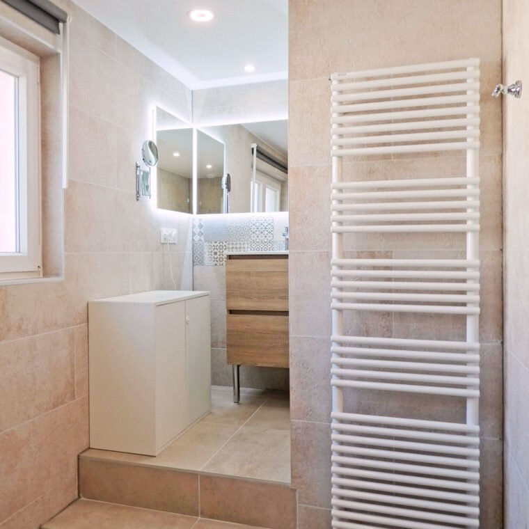 Salle de bain parentale avec douche après travaux"