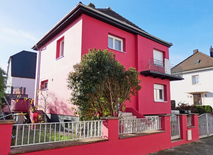 Façade de maison après rénovation - vue extérieure