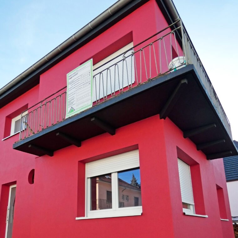 Façade de maison après rénovation complète - enduit et menuiseries neuves